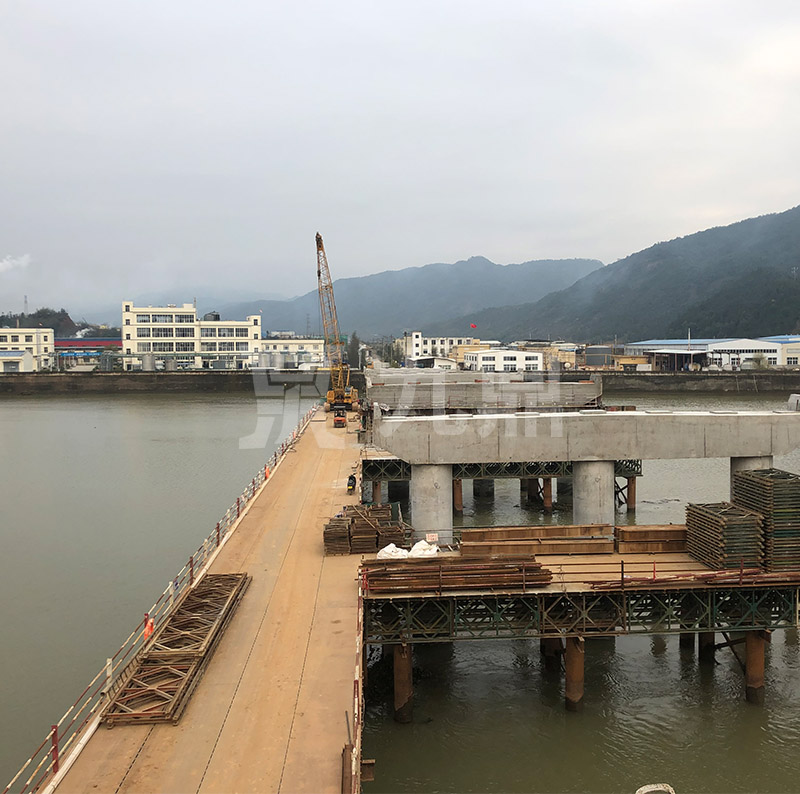 貝雷片貝雷架是一種大型設(shè)備需要在大型工程中使用