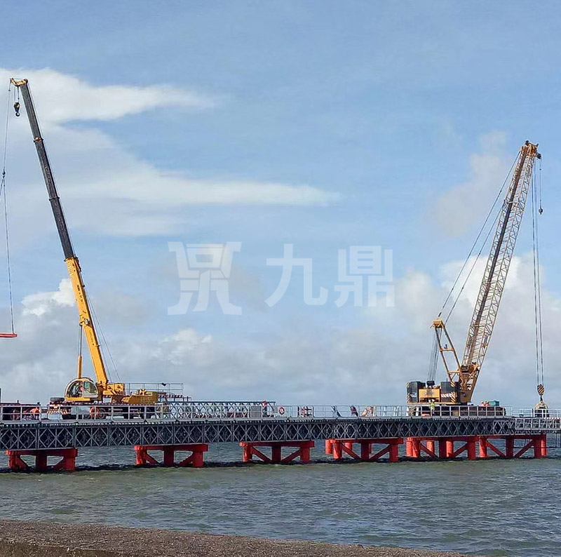 貝雷片不僅有結(jié)構(gòu)簡(jiǎn)單的優(yōu)點(diǎn)，而且它適應(yīng)性很強(qiáng)